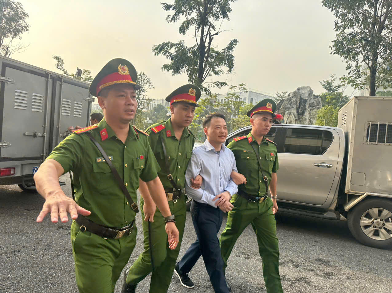 Dẫn giải bị cáo Nguyễn Hòa Bình vào phòng xét xử.