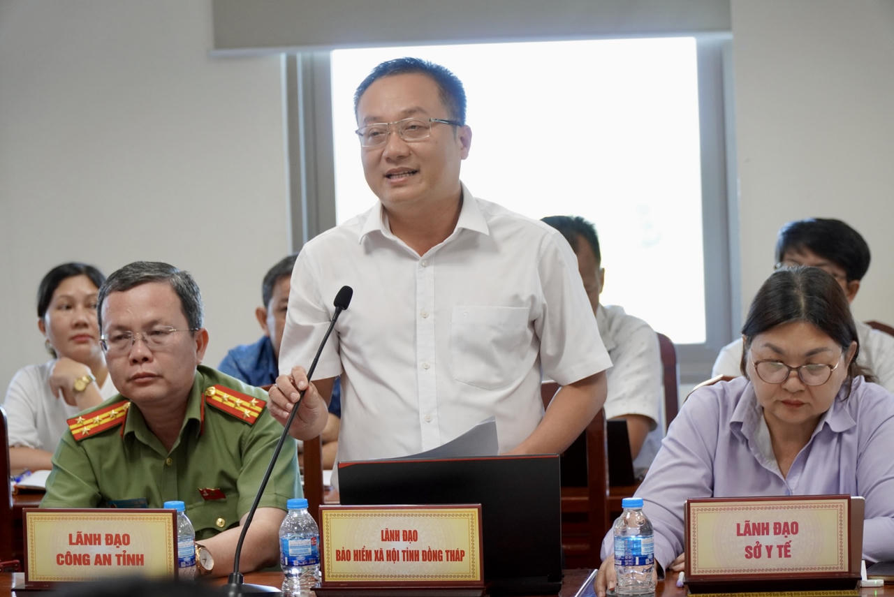Ông Huỳnh Hữu Phúc - Phó Giám đốc BHXH tỉnh Đồng Tháp thông tin một số nội dung về BHYT, BHXH tại buổi họp giao ban báo chí tháng 10/2026. Ảnh: Kim Ngân