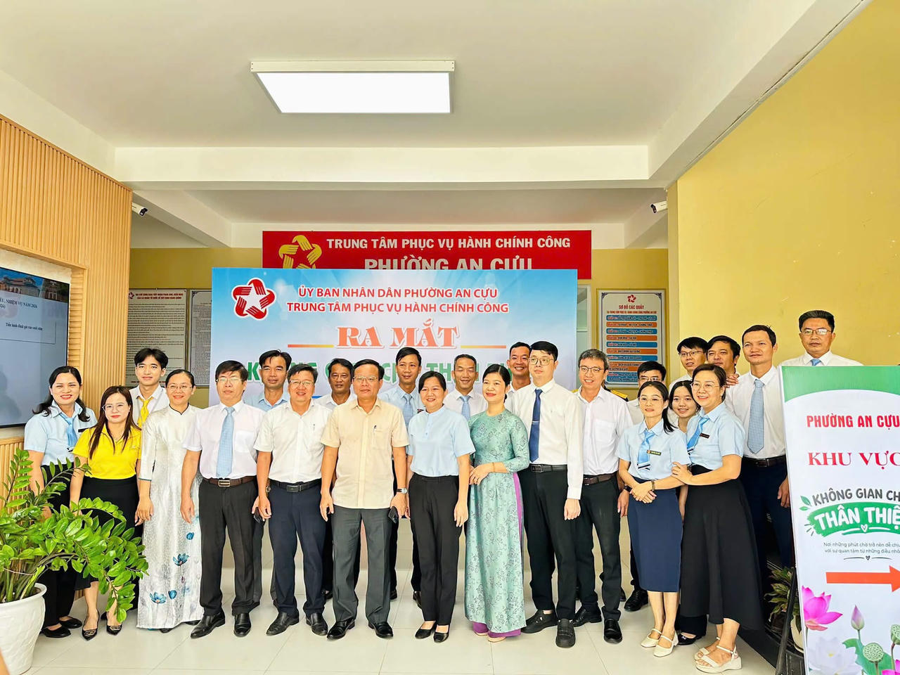 Lãnh đạo phường An Cựu chúc mừng ra mắt mô hình cà phê  “Không gian chờ thân thiện”. (Ảnh: UBND phường An Cựu)