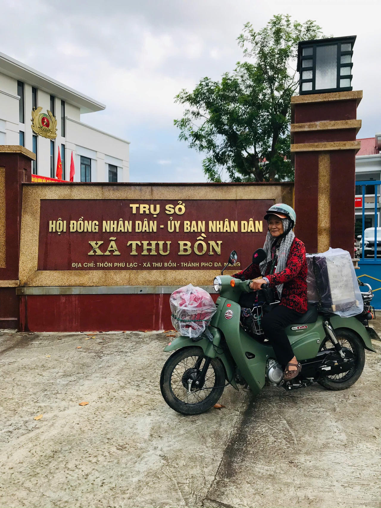 Nữ họa sĩ đã một mình rong ruổi khắp các tỉnh, thành phố trên chiếc xe máy nhỏ để vẽ và ký họa hơn 3.000 chân dung Mẹ Việt Nam Anh hùng. (Nguồn ảnh NVCC)