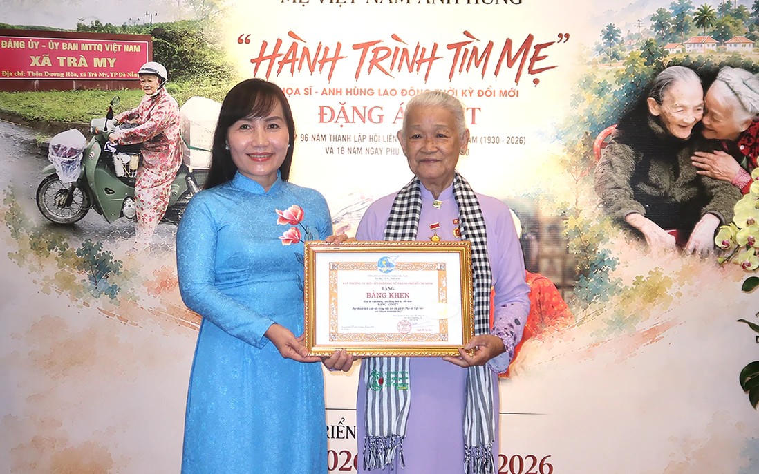 Bà Trịnh Thị Thanh (bên trái), Phó Chủ tịch Thường trực Hội LHPN TPHCM, trao Bằng khen cho họa sĩ Đặng Ái Việt (Nguồn ảnh Báo PNVN)