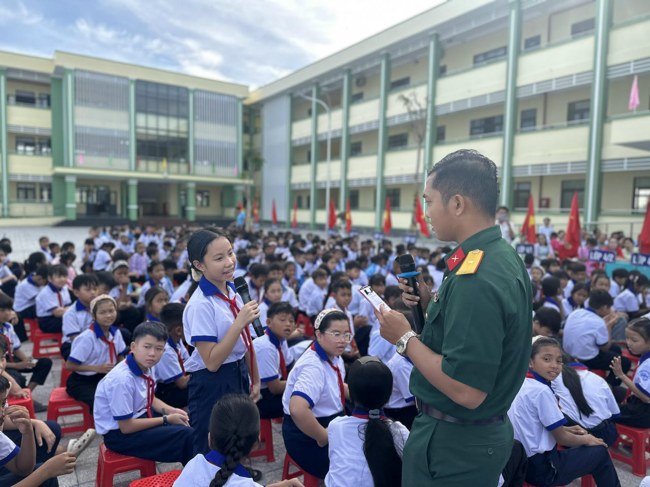 Tiểu đoàn 519 tuyên truyền pháp luật cho 2.300 học sinh trên tuyến biên giới An Giang