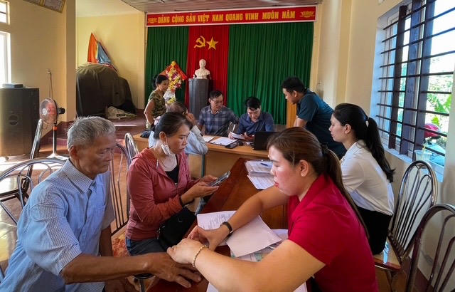 Việc tổ chức các tổ công tác lưu động nhằm đưa dịch vụ hành chính đến gần người dân hơn (Ảnh: Trần Tuyền).