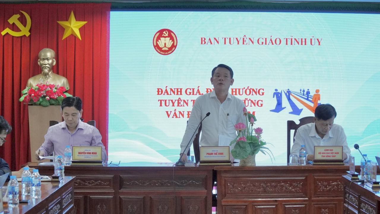 Ông Phạm Thế Vinh - Phó Trưởng Ban Tuyên giáo và Dân vận Tỉnh ủy Đồng Tháp phát biểu định hướng công tác thông tin, tuyên truyền tại buổi họp giao ban báo chí tháng 10/2026. Ảnh: Kim Ngân