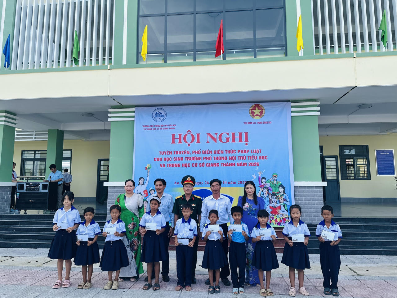 Tiểu đoàn 519 tuyên truyền pháp luật cho 2.300 học sinh trên tuyến biên giới An Giang