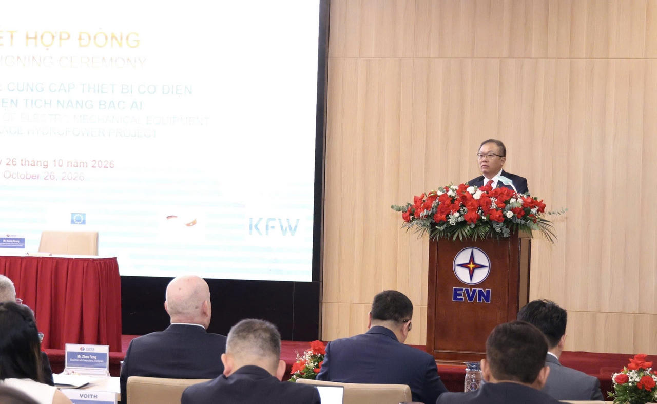 Ông Phạm Hồng Phương - Phó Tổng giám đốc EVN phát biểu tại lễ ký kết (ảnh: PV)