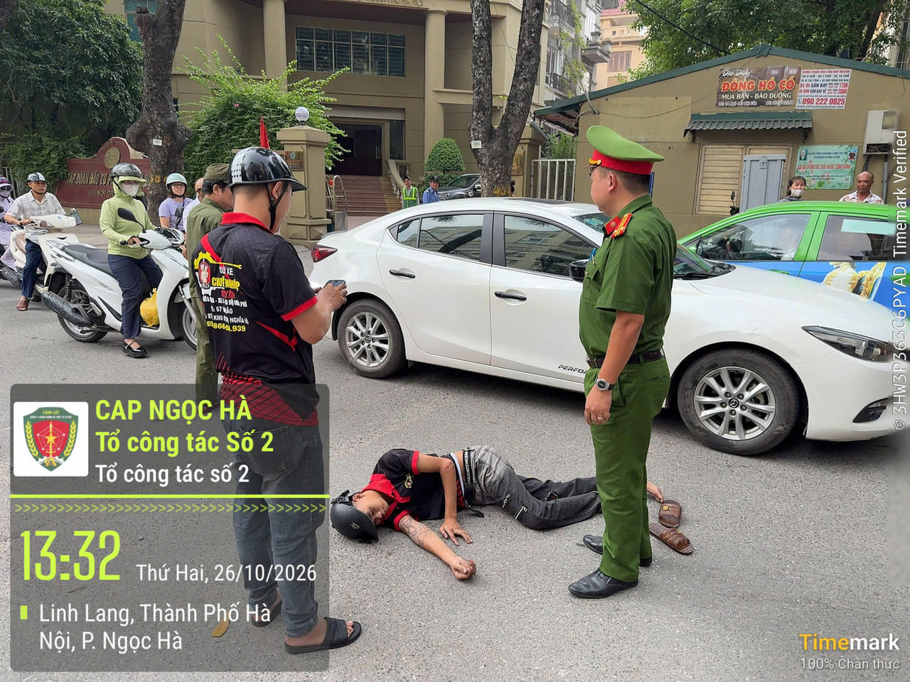 Lực lượng Cảnh sát trật tự Công an phường Ngọc Hà nhanh chóng có mặt tại vị trí người dân gặp nạn. Ảnh: CACC