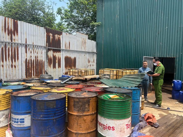 Bên trong một cơ sở xả dầu thải nguy hại gây ô nhiễm 
môi trường bị CA Hà Nội phát hiện. (Ảnh: V.Sơn)