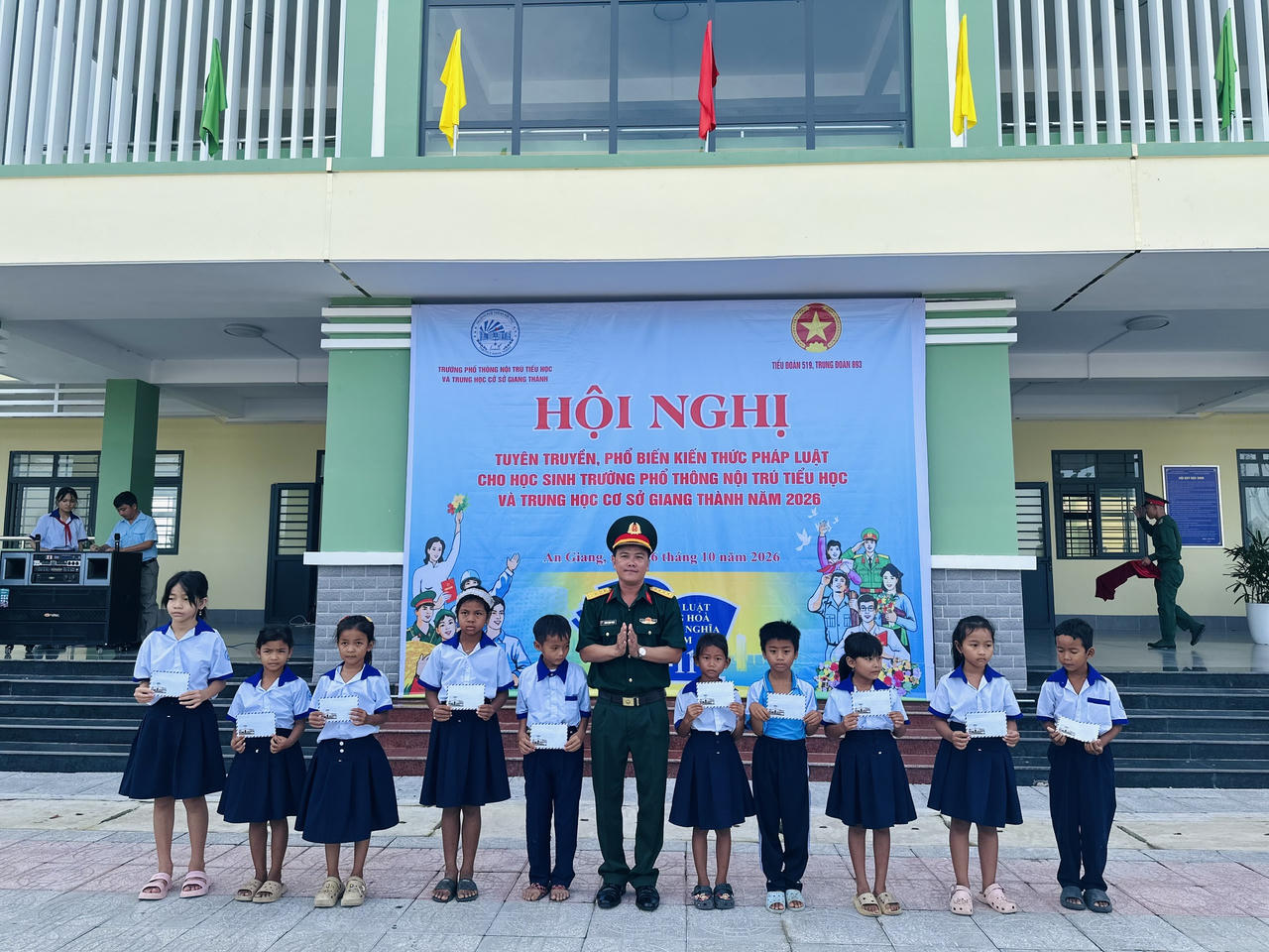 Tiểu đoàn 519 tuyên truyền pháp luật cho 2.300 học sinh trên tuyến biên giới An Giang
