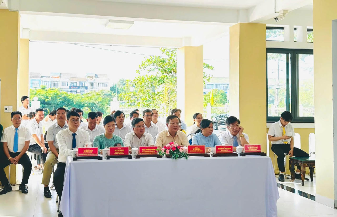 Các đại biểu tham dự lễ ra mắt mô hình cà phê “Không gian chờ thân thiện”. (Ảnh: UBND phường An Cựu)