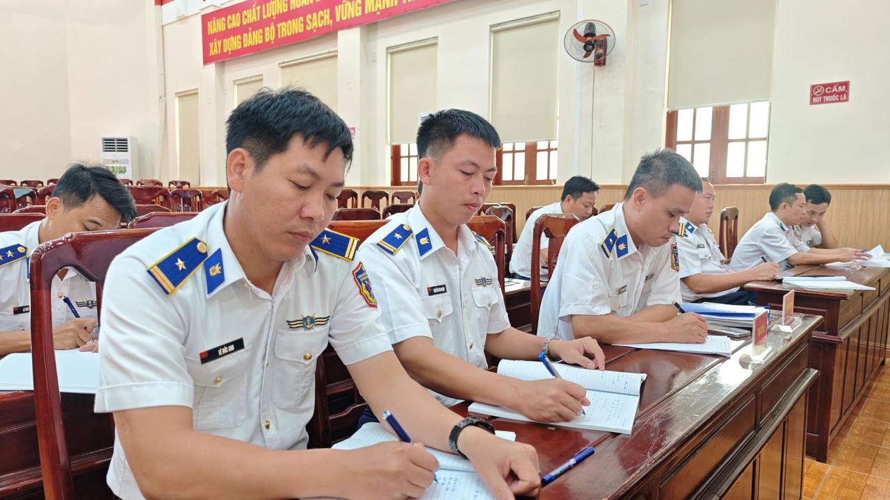 Các học viên được cập nhật kiến thức pháp luật về giáo dục quốc phòng và an ninh; công tác quản lý, bảo vệ chủ quyền biên giới, biển, đảo Việt Nam và những nét chính về tình hình Biển Đông hiện nay (ảnh Vân Anh)