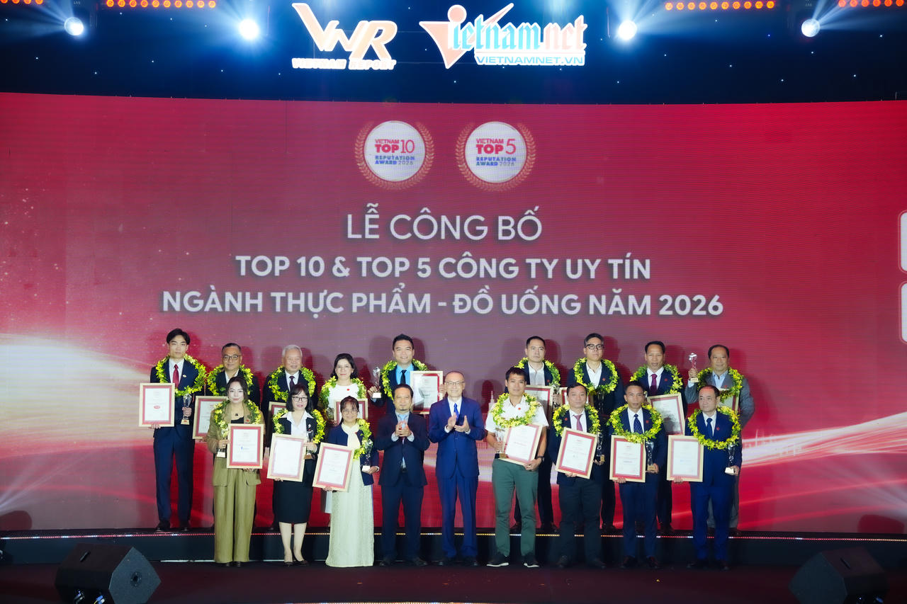 Đại diện các doanh nghiệp vinh dự nhận Chứng nhận Top 10  Công ty uy tín ngành thực phẩm đồ uống năm 2026  tại Lễ vinh danh