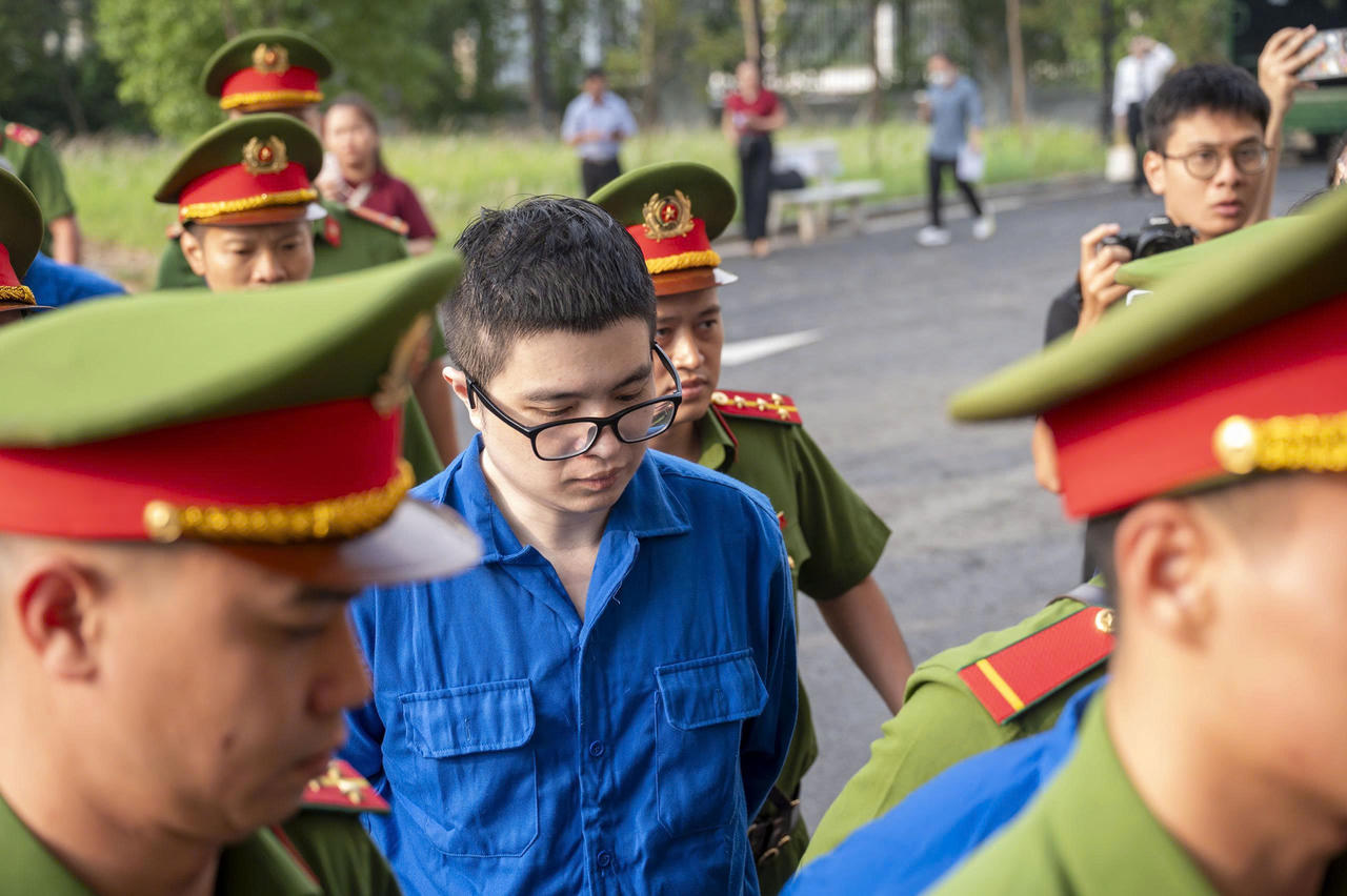 Dẫn giải bị cáo Phó Đức Nam vào phòng xét xử.