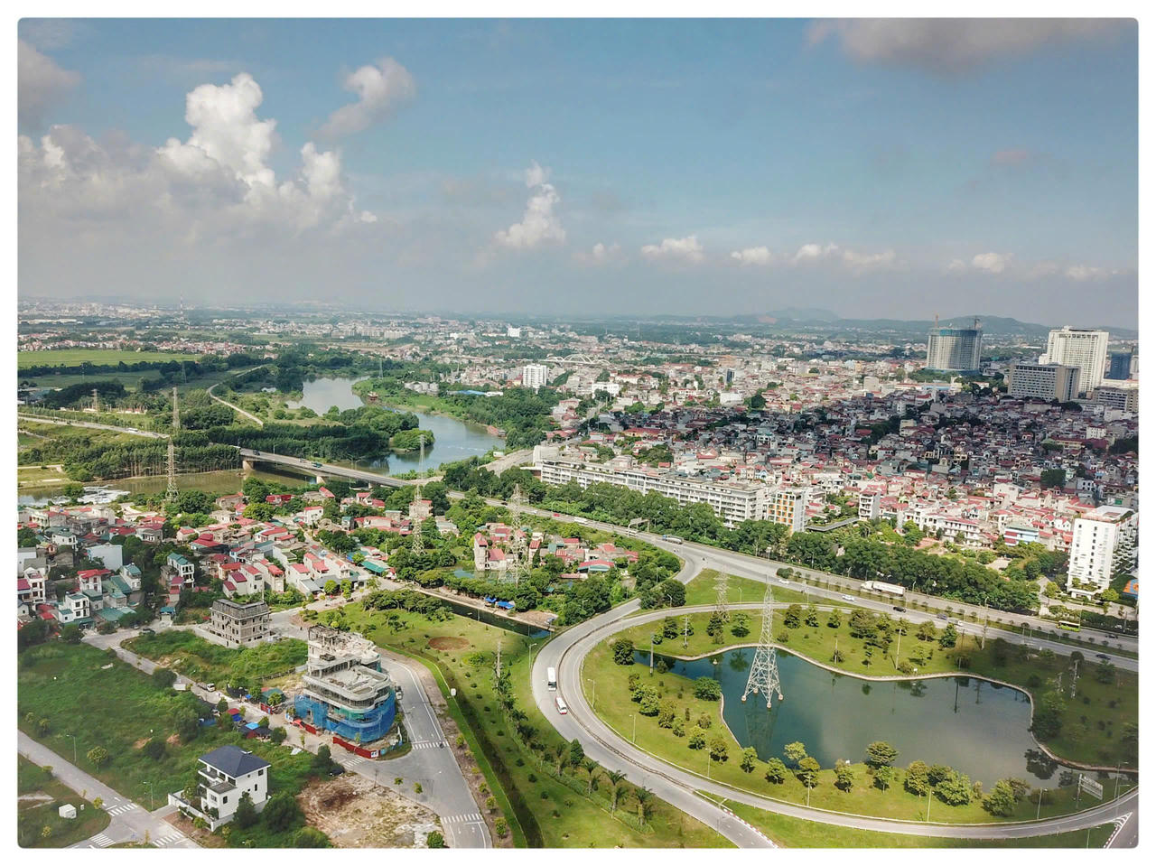 Bắc Ninh chú trọng hạ tầng đô thị được phát triển theo hướng đồng bộ, bền vững; bảo đảm hoàn thiện hạ tầng kỹ thuật tại các khu đô thị, khu dân cư mới. (Ảnh NH)