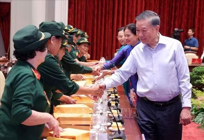 Tổng Bí thư, Chủ tịch nước Tô Lâm với đại biểu Đại đội Nữ lái xe Trường Sơn. Ảnh: Văn Điệp/TTXVN