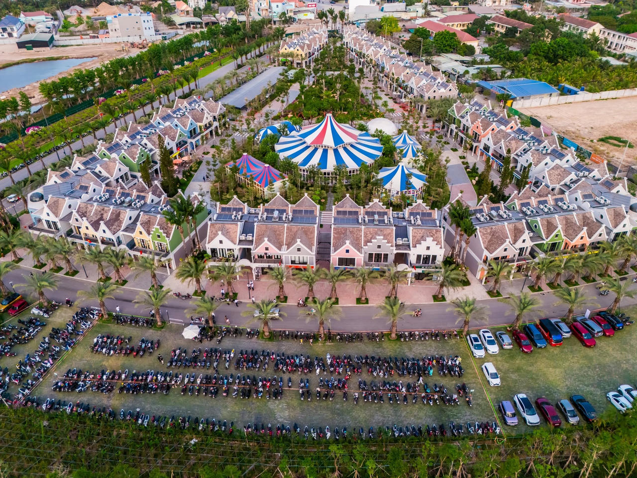 Khu thương mại Eco Bazaar đã đi vào hoạt động làm sôi động Rừng Hồng