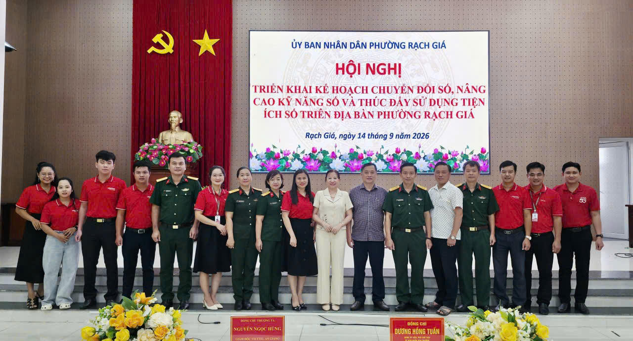 Viễn thông Viettel tại Rạch Gía, An Giang giới thiệu nền tảng liên lạc và tiện ích số Viettel Tammi tại hội nghị. Ảnh: Khánh Thùy