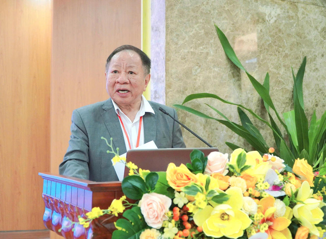 PGS.TS. Nguyễn Hữu Dũng, Chủ tịch Hiệp hội Nuôi biển Việt Nam trình bày tham luận. Ảnh: Khánh Thùy