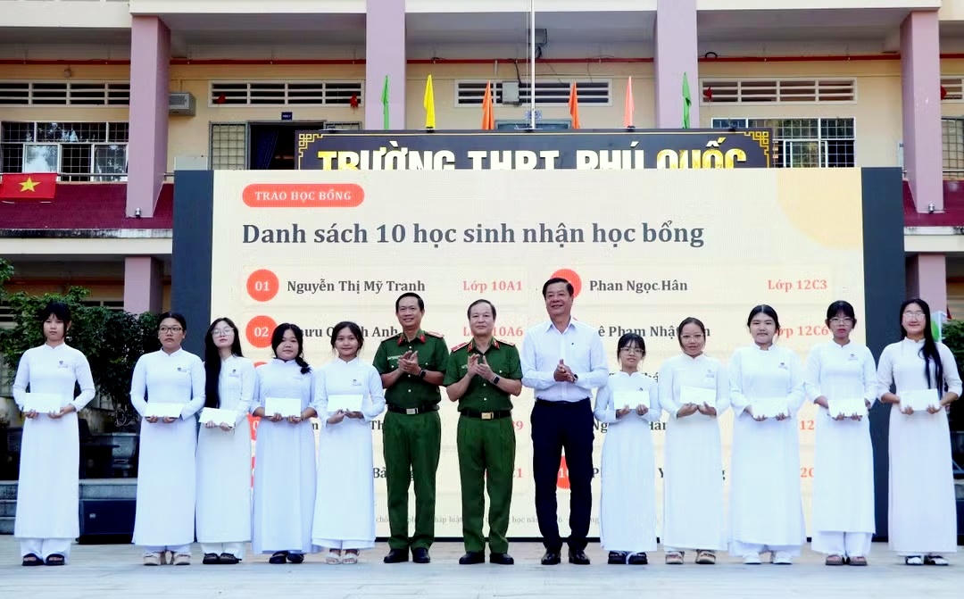 Ban Tổ chức trao học bổng cho học sinh Trường THPT Phú Quốc. (Ảnh: MOET)