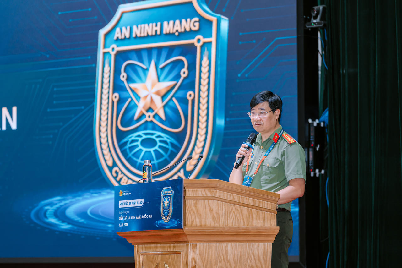 Đại tá, Tiến sĩ Nguyễn Hồng Quân - Phó Cục trưởng Cục An ninh mạng (A05), Bộ Công an biểu dương và đánh giá cao kết quả xuất sắc của các đội thi trong khuôn khổ chương trình. (Ảnh: NCA)