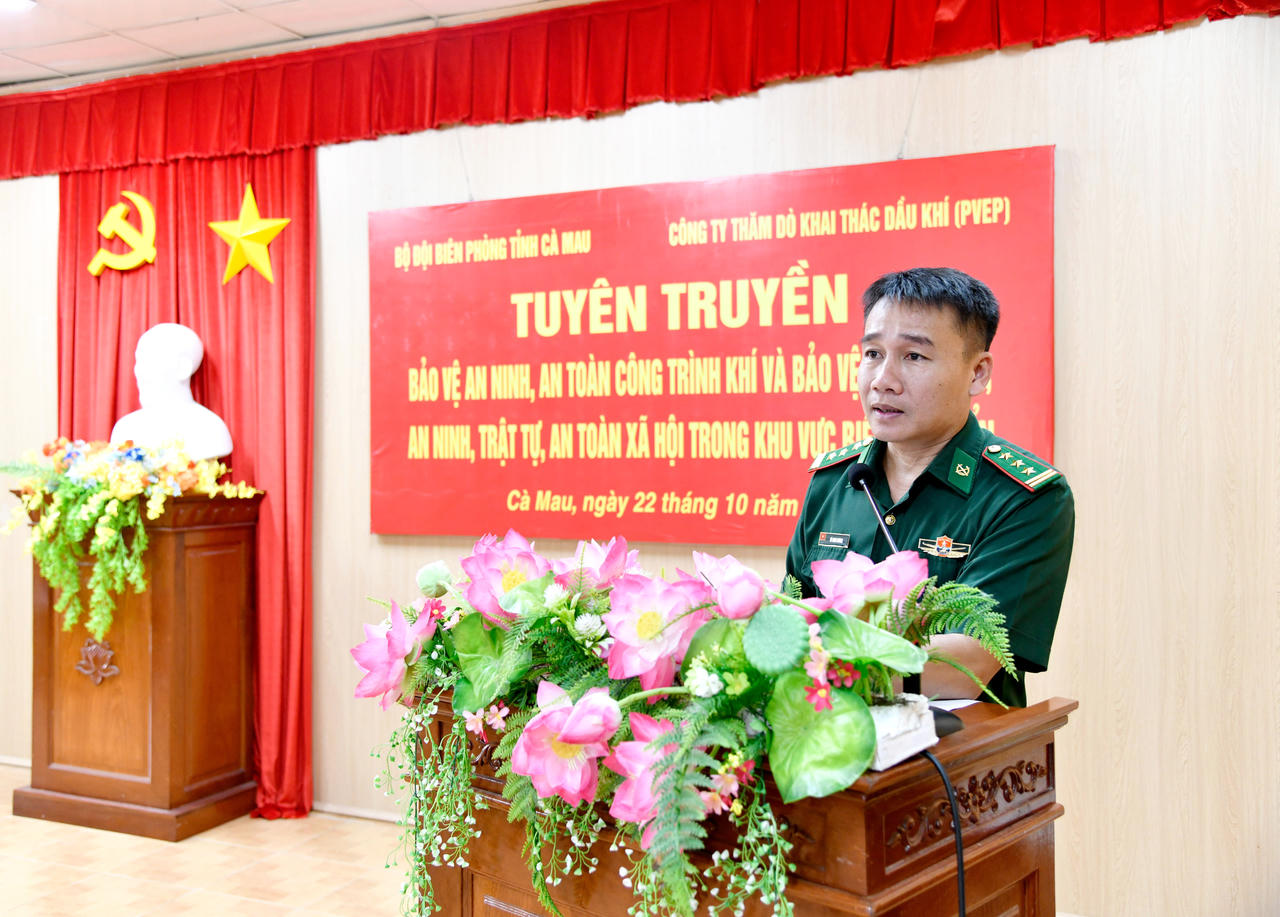 Thượng tá Võ Minh Đương - Phó Chủ nhiệm Chính trị, Ban Chỉ huy BĐBP tỉnh Cà Mau, tuyên truyền các quy định về chống khai thác IUU cho ngư dân xã Sông Đốc (Ảnh: T.Y).