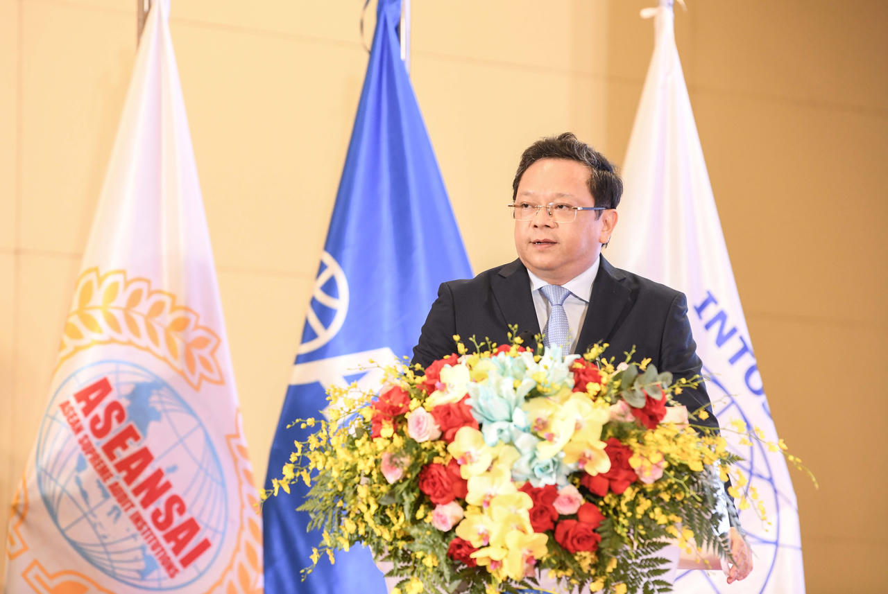 TS. Nguyễn Đức Hiển tham luận tại hội thảo: Ảnh: NL