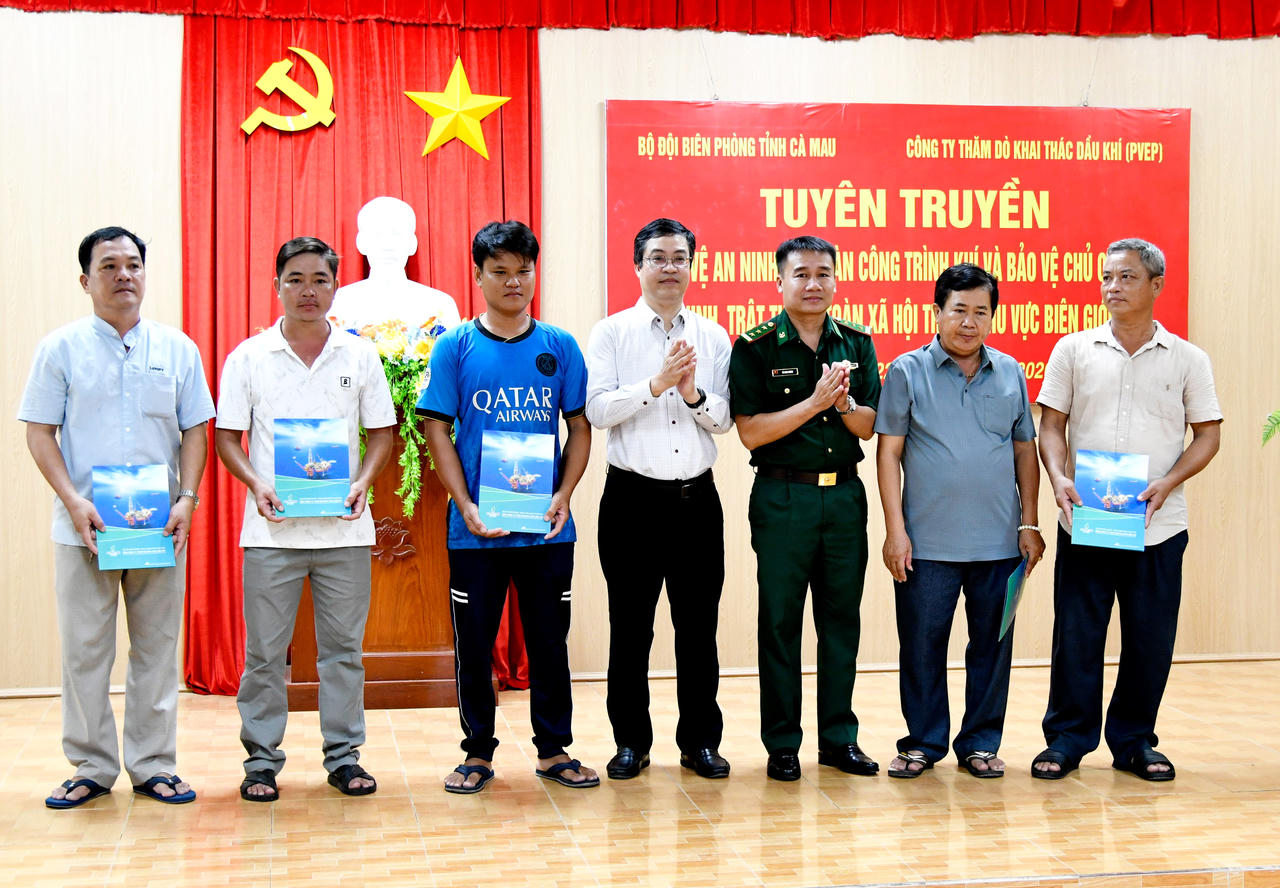 Các đơn vị khen thưởng, động viên ngư dân tiêu biểu có đóng góp trong công tác bảo vệ các công trình dầu khí trên biển Cà Mau (Ảnh: T.Y).