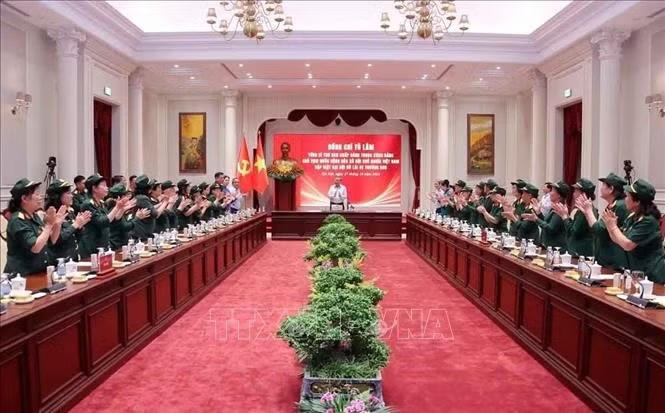 Tổng Bí thư, Chủ tịch nước Tô Lâm với đại biểu Đại đội Nữ lái xe Trường Sơn. Ảnh: Văn Điệp/TTXVN