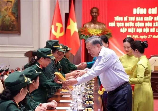 Tổng Bí thư, Chủ tịch nước Tô Lâm tặng quà cho các đại biểu Đại đội Nữ lái xe Trường Sơn. Ảnh: Văn Điệp/TTXVN