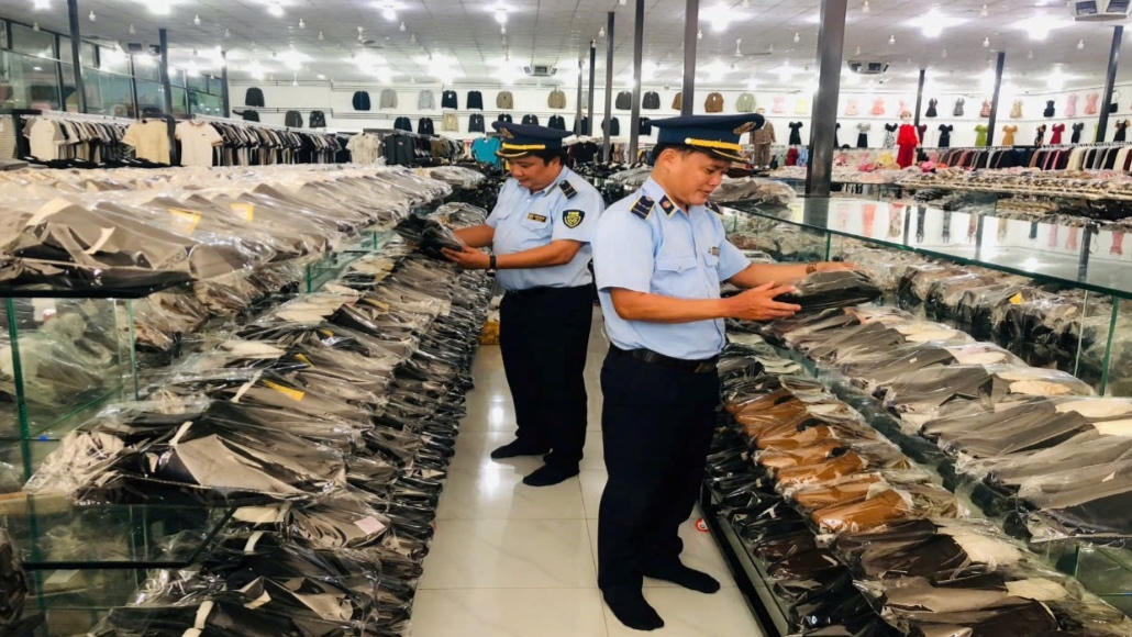 Đội QLTT số 1 kiểm tra hàng hóa giả mạo nhãn hiệu. Ảnh: dongthap.dms.gov.vn