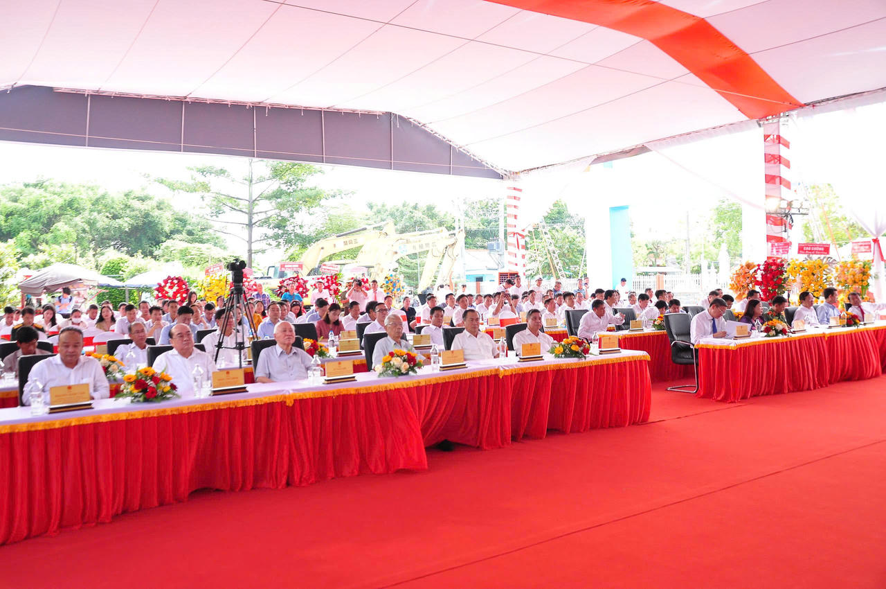 Các đại biểu tham dự lễ khởi công. (Ảnh: Hà Vy)