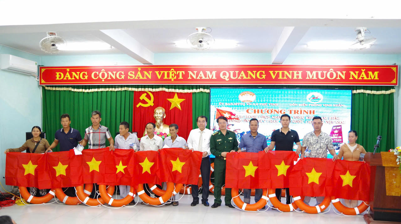 Tuyên truyền pháp luật, trao quà hỗ trợ ngư dân TP Huế vươn khơi bám biển