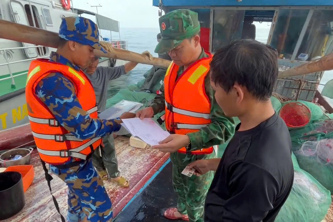 Tại chương trình, cán bộ, chiến sĩ và ngư dân được tuyên truyền, phổ biến các quy định về phòng, chống khai thác hải sản bất hợp pháp, không báo cáo và không theo quy định. (Ảnh: H.Minh)