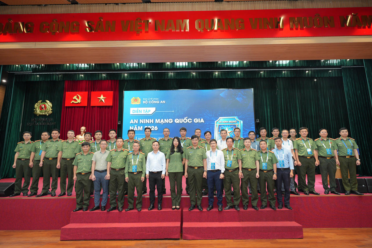 Các đại biểu chụp ảnh lưu niệm tại chương trình. (Ảnh: NCA)