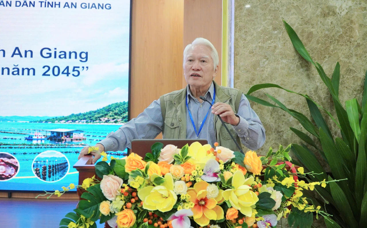 PGS.TS. Nguyễn Chu Hồi - Nguyên Phó Tổng Cục trưởng Tổng Cục Biển và Hải đảo Việt Nam trình bày tại hội thảo. Ảnh: Khánh Thùy