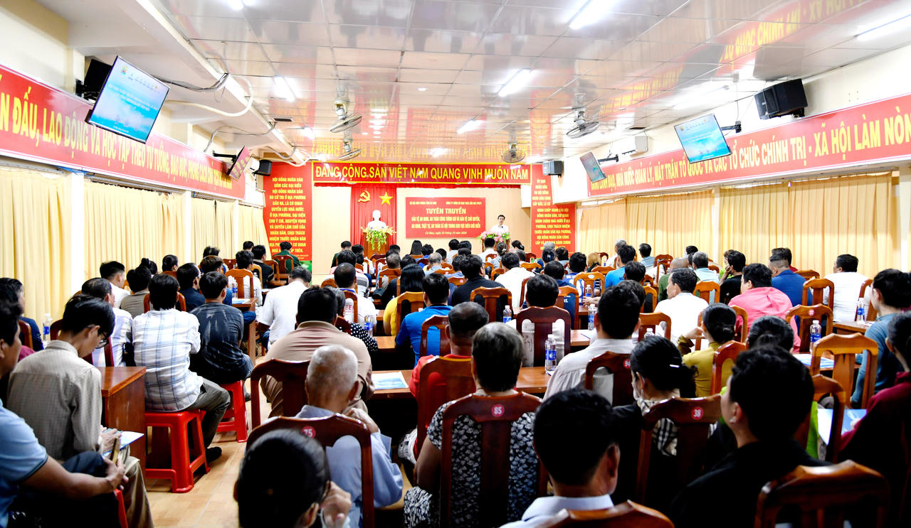 BĐBP tỉnh Cà Mau phối hợp với Công ty PVEP tổ chức tuyên truyền pháp luật cho ngư dân Cà Mau tại khu vực biên giới biển (Ảnh: T.Y).