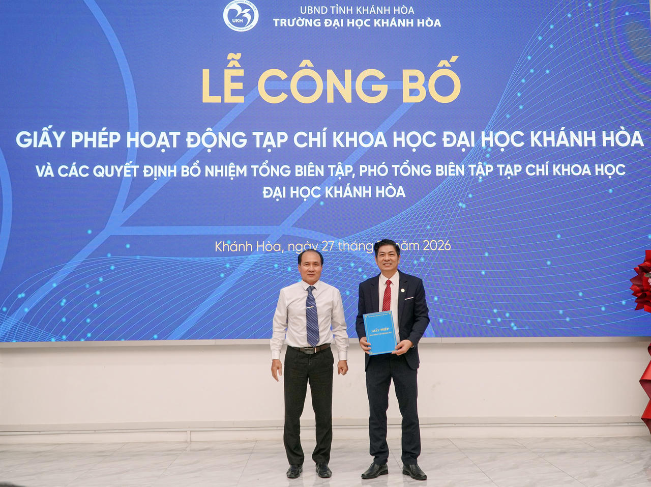 Lãnh đạo Sở Văn hóa, Thể thao và Du lịch Khánh Hòa trao Giấy phép hoạt động Tạp chí Khoa học số 120/GP-BVHTTDL của Bộ Văn hóa, Thể thao và Du lịch cấp cho Tạp chí Khoa học Đại học Khánh Hòa. Ảnh: THIÊN THANH