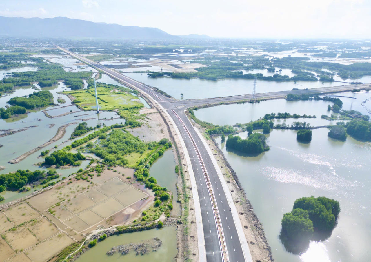 Nhiều đoạn tuyến đường 991B đã hoàn thành thảm bê tông nhựa và sơn vạch kẻ đường. Ảnh: DK