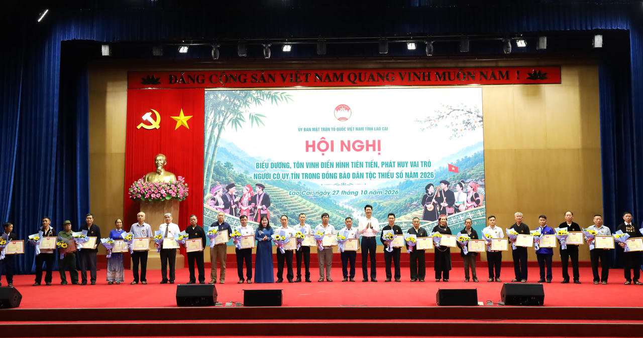 Ban Thường trực Ủy ban MTTQ Việt Nam tỉnh Lào Cai tặng Bằng khen và hoa cho các đại biểu Người có uy tín có thành tích xuất sắc trong thực hiện các phong trào thi đua yêu nước và xây dựng khối đại đoàn kết toàn dân tộc (ảnh: laocai.gov.vn).