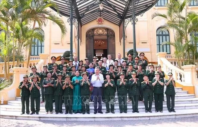 Tổng Bí thư, Chủ tịch nước Tô Lâm với đại biểu Đại đội Nữ lái xe Trường Sơn. Ảnh: Văn Điệp/TTXVN