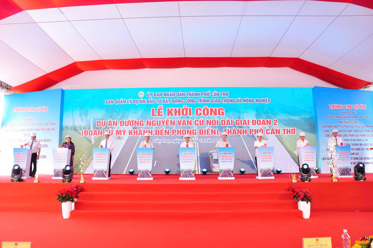 Các đại biểu thực hiện nghi thức khởi công. (Ảnh: Hà Vy)