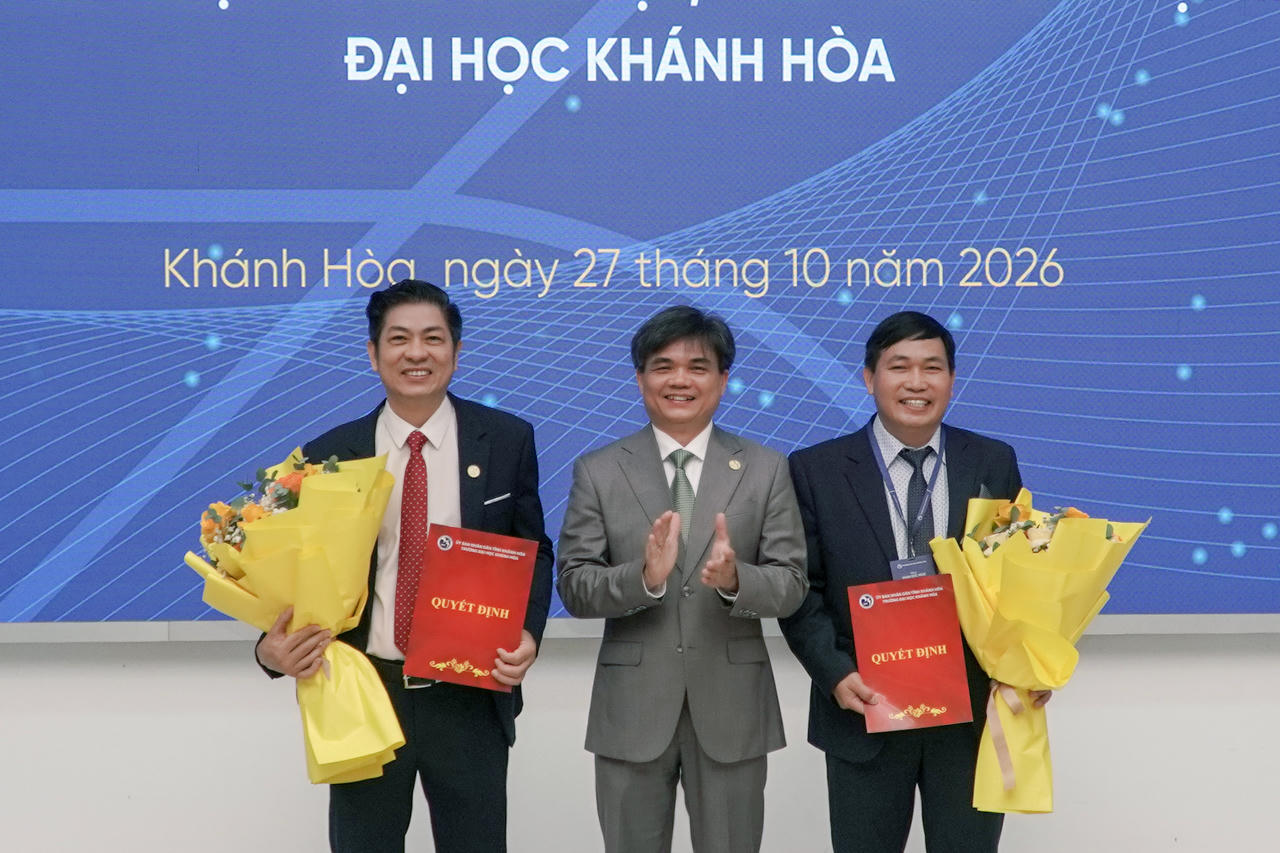 Trường Đại học Khánh Hòa công bố các quyết định bổ nhiệm TS. Trần Viết Thiện - Phó Hiệu trưởng nhà trường giữ chức Tổng Biên tập Tạp chí; TS. Phan Đức Ngại - Trưởng phòng Khoa học công nghệ và Hợp tác đối ngoại giữ chức Phó Tổng Biên tập Tạp chí. Ảnh: THIÊN THANH