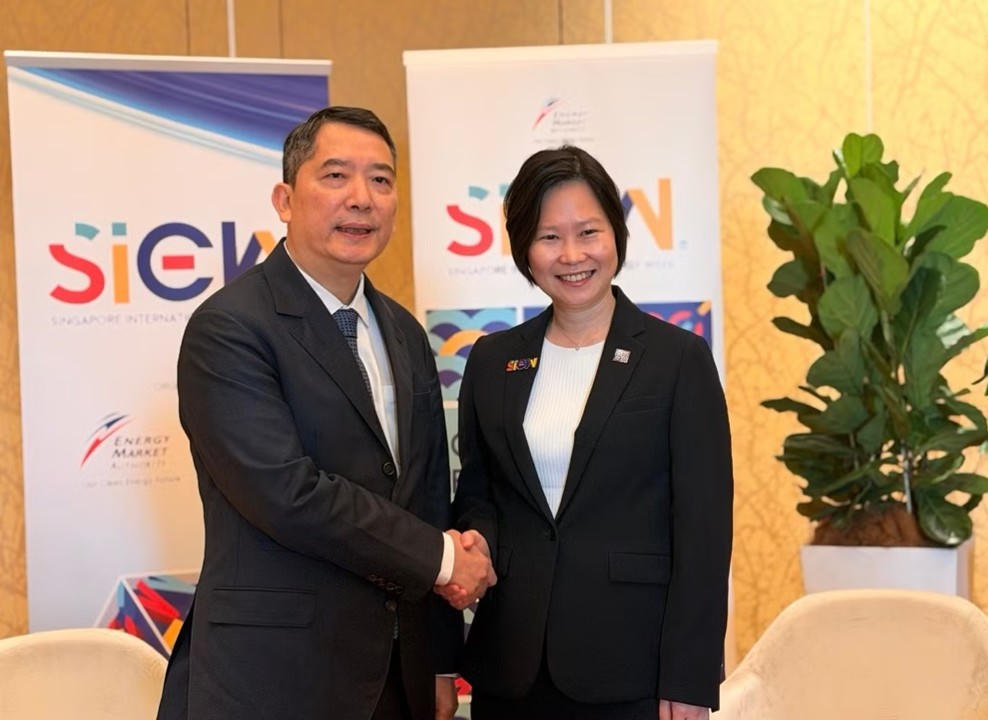 Ông Cao Anh Tuấn – Thứ trưởng Bộ Tài chính cùng lãnh đạo PETROVIETNAM, PTSC gặp gỡ bà Gan Siow Huang – Quốc vụ khanh Bộ Ngoại giao và Bộ Năng lượng, Thương mại và Công nghiệp Singapore, trong khuôn khổ SIEW 2026. Ảnh: PETROVIETNAM