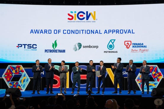 Đại diện các bên tham dự Lễ trao Chấp thuận có điều kiện. Ảnh: PETROVIETNAM