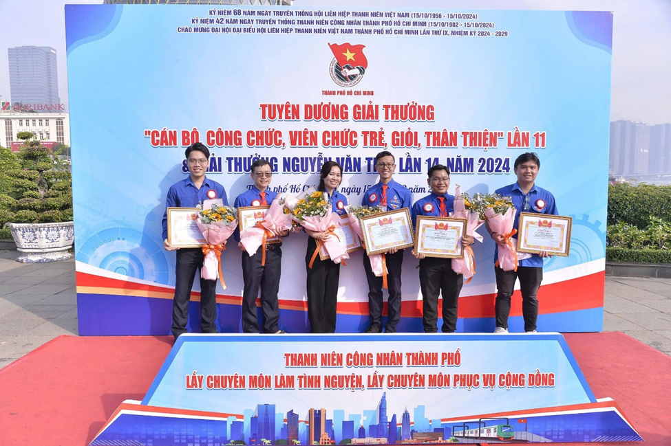 Anh Nguyễn Ngọc Tường Bách (ngoài cùng bên trái) tại chương trình tuyên dương, trao giải dành cho cán bộ trẻ năm 2024.