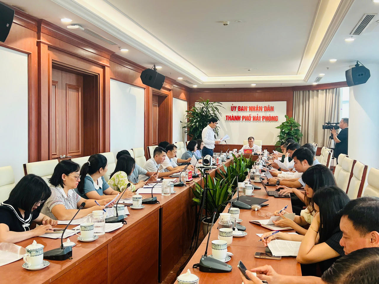 Phó Chủ tịch UBND TP Hải Phòng Nguyễn Minh Hùng, Trưởng Ban tổ chức cuộc thi chủ trì cuộc họp. (Ảnh: Thuỳ Linh)