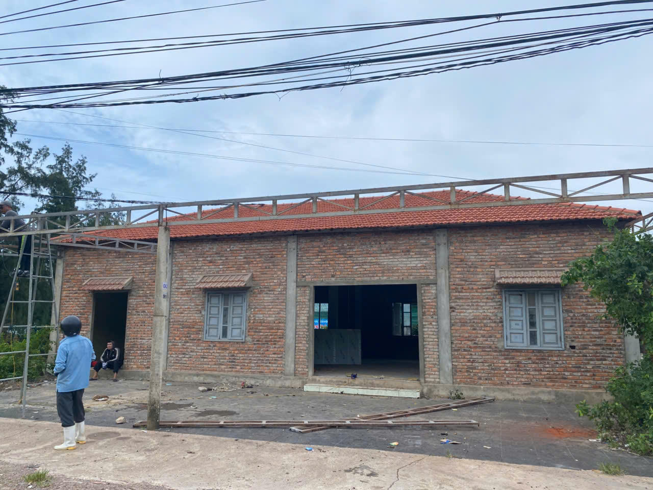 Ông Quân tự nguyện tháo dỡ công trình đã đầu tư cả tỷ đồng, vì kỳ vọng diện mạo mới cho quê hương. (Ảnh: Minh Phương)