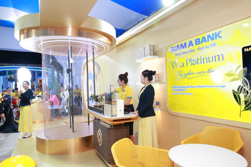 Khách tham quan trải nghiệm tại không gian trải nghiệm Nam A Bank.