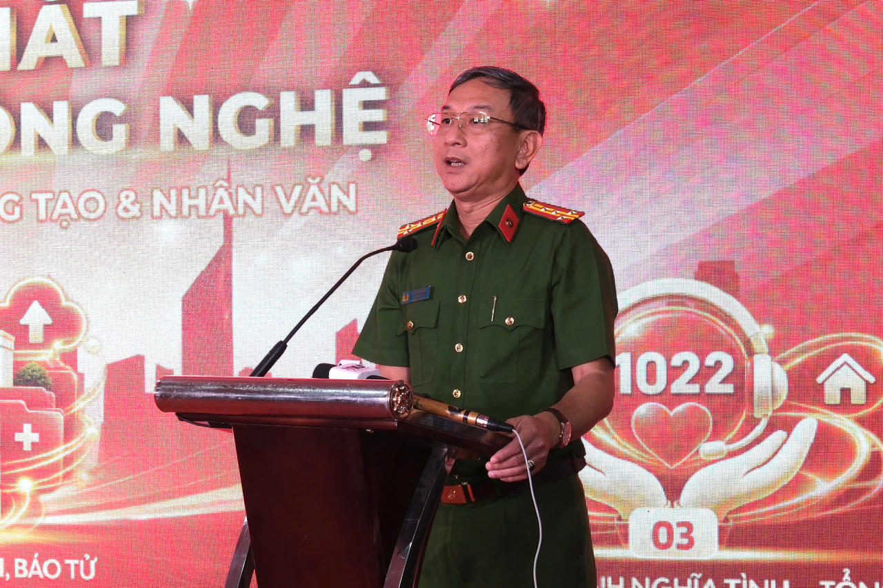 Đại tá Trần Hồng Minh - Phó Giám đốc Công an TP HCM phát biểu. Ảnh: TU