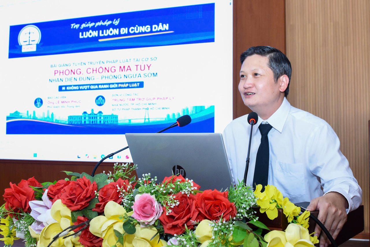 Ông Lê Minh Phúc - Phó Giám đốc Trung tâm trợ giúp pháp lý nhà nước TP HCM, báo cáo viên pháp luật báo cáo tại Hội nghị. Ảnh: TD
